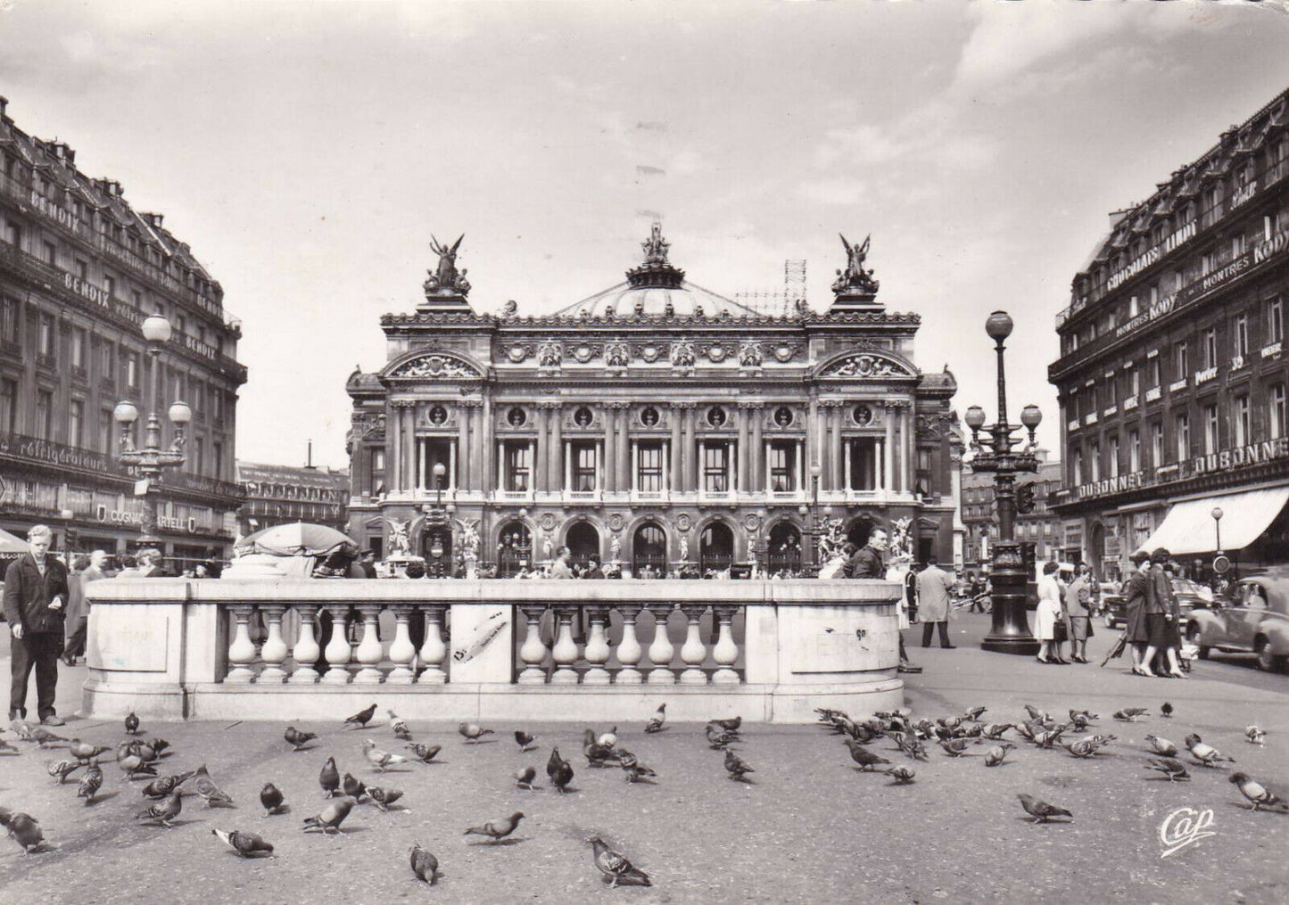 CARTE POSTALE CPSM NOIR & BLANC / PARIS PLACE DE L'OPERA (1961)
