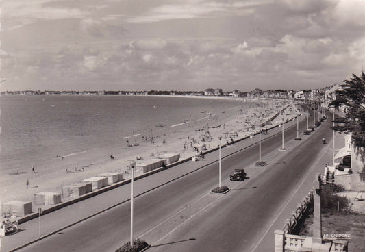 CARTE POSTALE CPSM NOIR & BLANC / LA BAULE LE REMBLAI ET LA PLAGE (1957)