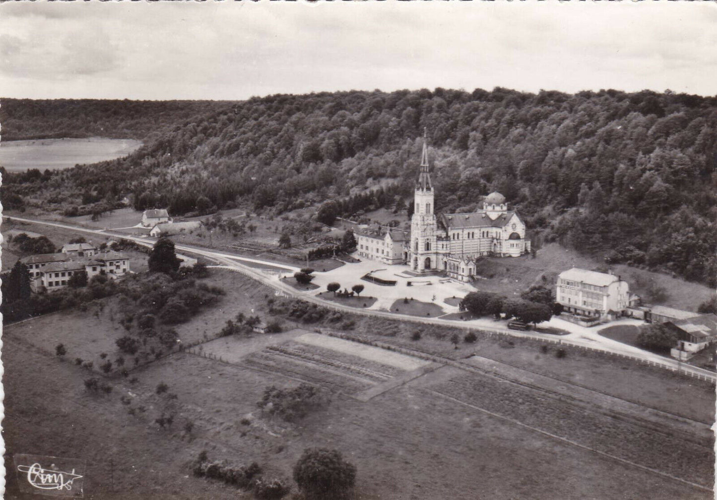 CARTE POSTALE CPSM NOIR & BLANC / DOMREMY-LA-PUCELLE VUE AERIENNE (1955)