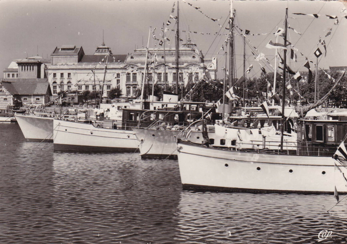 CARTE POSTALE CPSM NOIR & BLANC / DEAUVILLE PLAGE FLEURIE LE BASSIN DES YACHTS