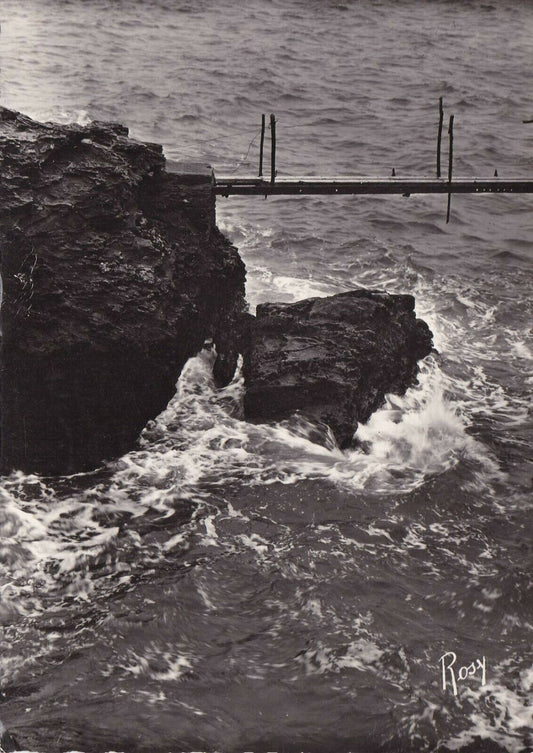 CARTE POSTALE CPSM NOIR & BLANC / PORNIC MER HOULEUSE SUR LES ROCHERS (1961)