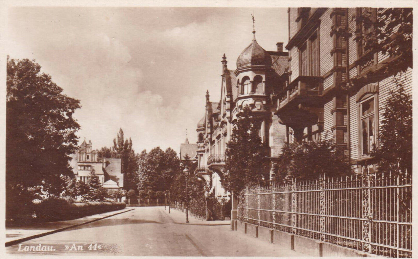 OLD BLACK AND WHITE POSTCARD / LANDAU YEAR 44 