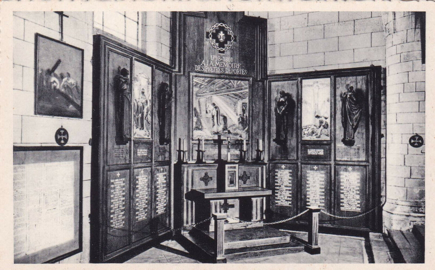 CARTE POSTALE CPSM NOIR ET BLANC / EGLISE ST-MARTIN DE RE AUTEL DES PRETRES...