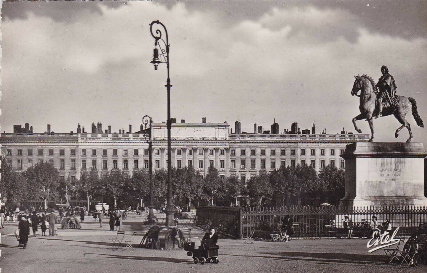 CARTE POSTALE CPSM NOIR ET BLANC / LYON PLACE BELLECOURT STATUE LOUIS XIV