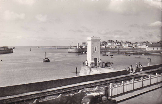 CPSM BLACK AND WHITE POSTCARD / ENTRANCE TO THE PORT OF CROIX-DE-VIE VENDEE 
