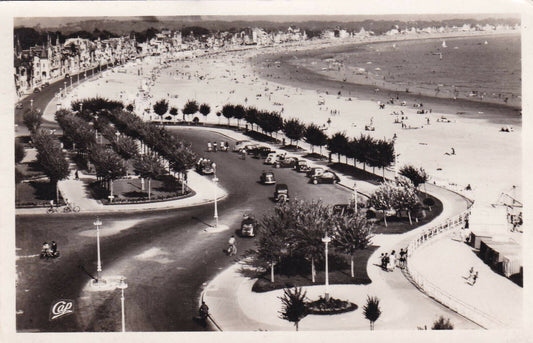 CPSM BLACK AND WHITE POSTCARD / LA BAULE GENERAL VIEW OF THE BEACH AND GARDENS 