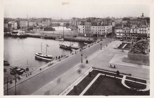 CARTE POSTALE ANCIENNE CPA NOIR ET BLANC / LE HAVRE PLACE GAMBETTA LES BASSINS