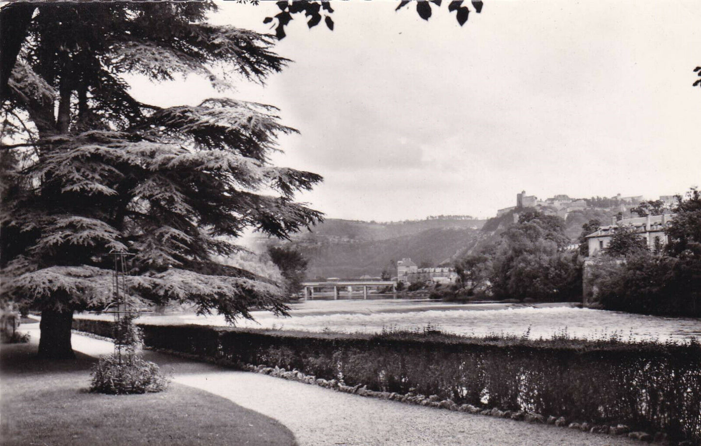 CARTE POSTALE CPSM NOIR ET BLANC / BESANCON BARRAGE MICAUD ET LA CITADELLE