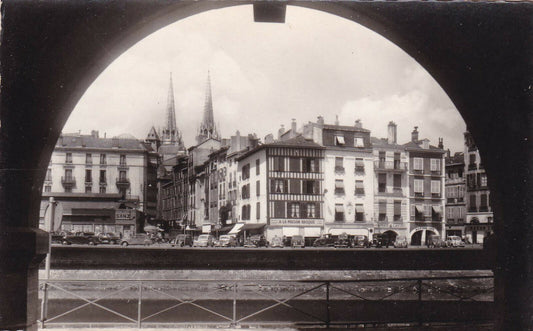 CARTE POSTALE CPSM NOIR ET BLANC / BAYONNE LE QUAI ET FLECHES DE LA CATHEDRALE