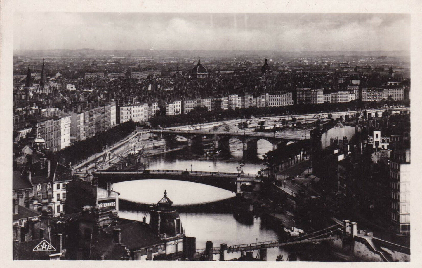 CARTE POSTALE ANCIENNE CPA NOIR ET BLANC / LYON PONTS SUR LA SAONE (1944)