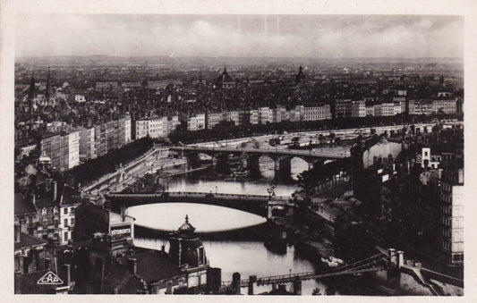 CARTE POSTALE ANCIENNE CPA NOIR ET BLANC / LYON PONTS SUR LA SAONE (1944)