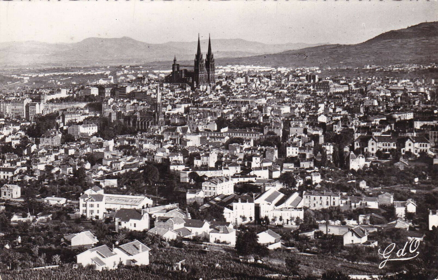 CARTE POSTALE CPSM NOIR ET BLANC / CLERMONT-FERRAND VUE GENERALE (1957)