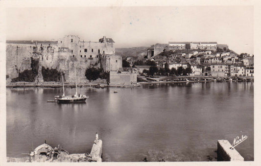 CARTE POSTALE ANCIENNE CPA NOIR ET BLANC / COLLIOURE CITADELLE CASERNES (1952)