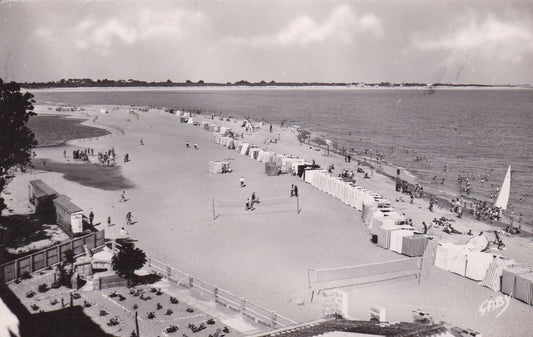 CPSM BLACK &amp; WHITE POSTCARD / LA TRANCHE-SUR-MER VENDEE THE BEACH (1953) 