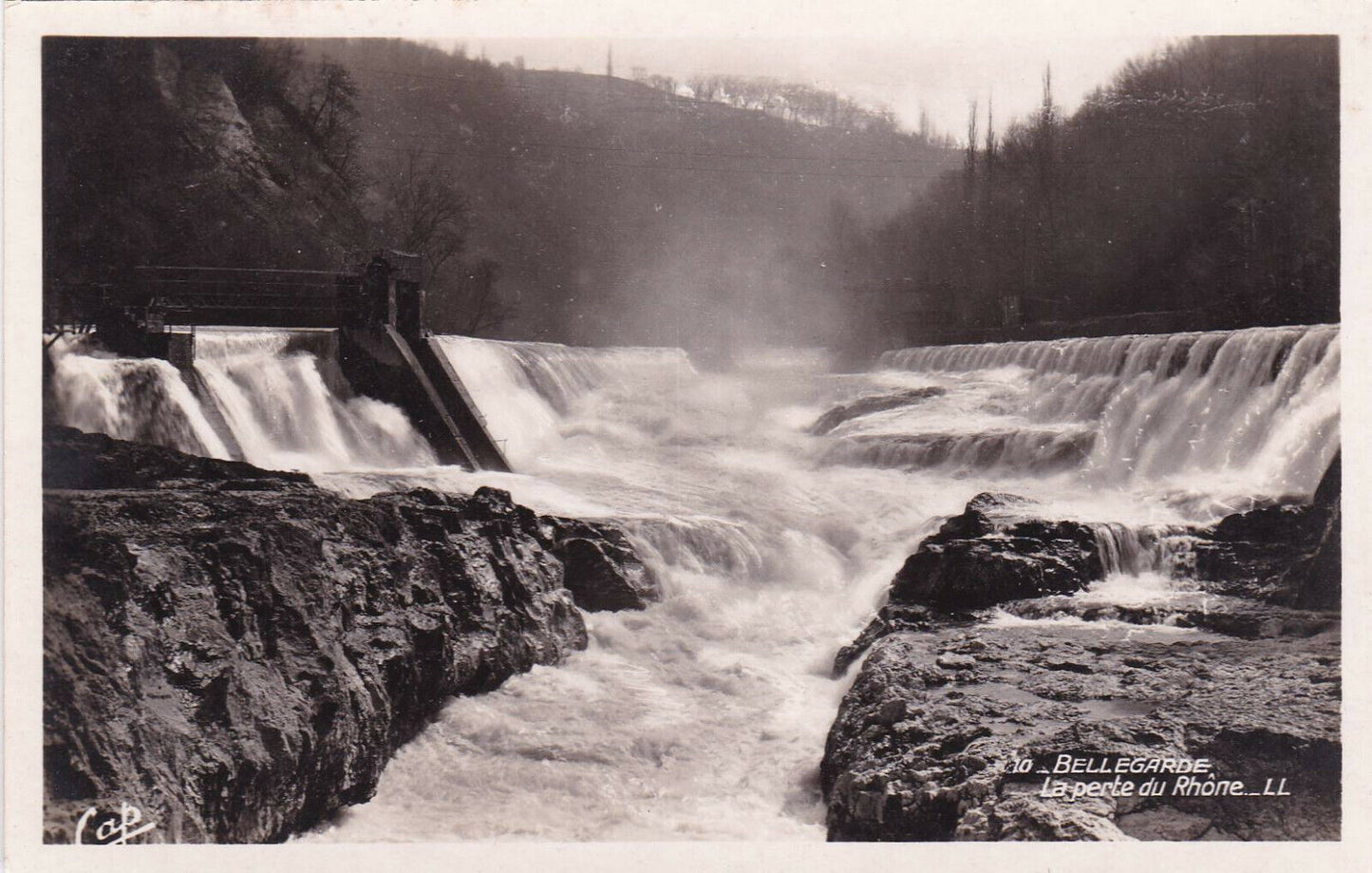 OLD BLACK AND WHITE POSTCARD / BELLEGARDE THE LOSS OF THE RHONE 
