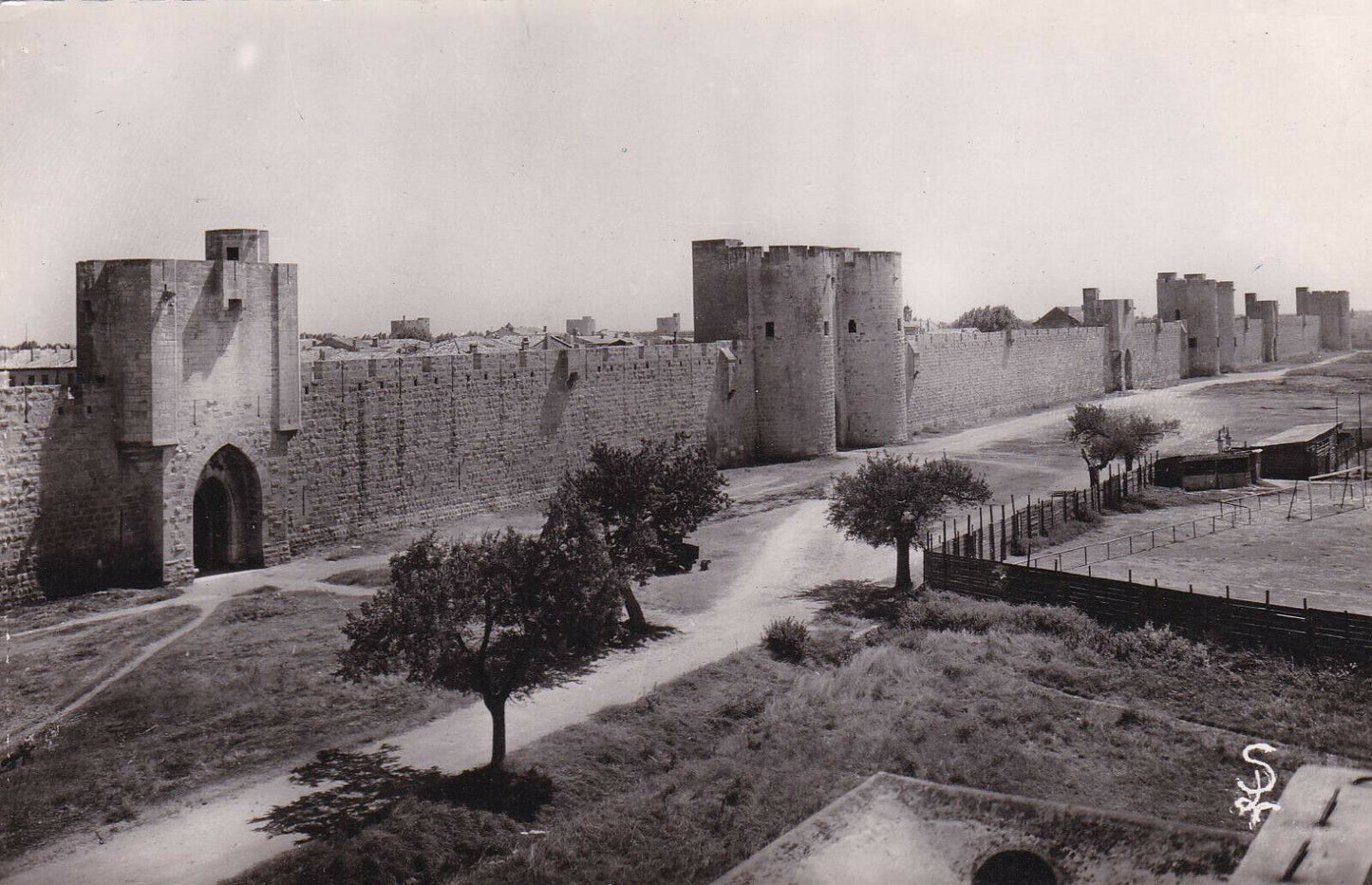CPSM BLACK &amp; WHITE POSTCARD / AIGUES MORTES GARD THE CITY RAMPARTS 