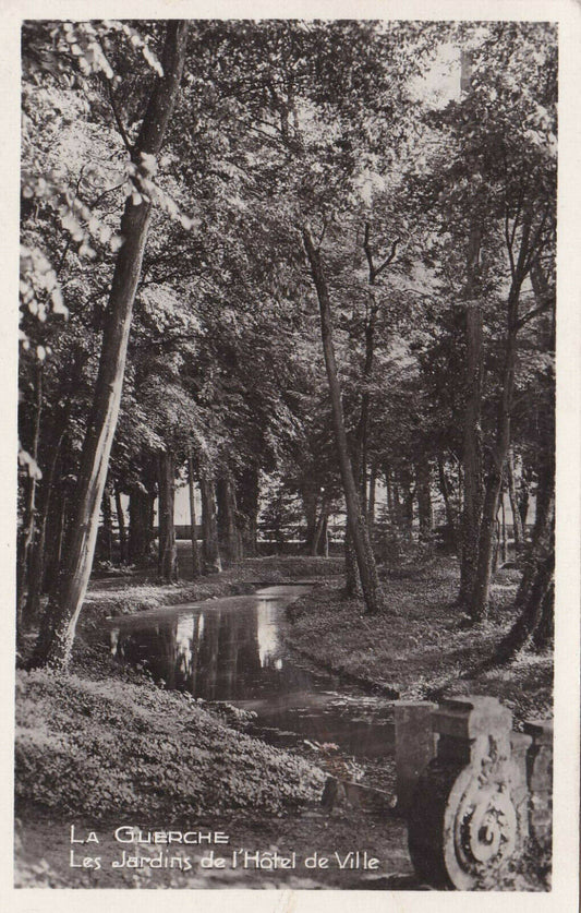 CARTE POSTALE ANCIENNE CPA / LA GUERCHE LES JARDINS DE L'HOTEL DE VILLE (1950)