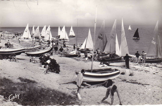 CARTE POSTALE CPSM NOIR & BLANC / ST-AUBIN SUR MER PREPARATION POUR LES REGATES