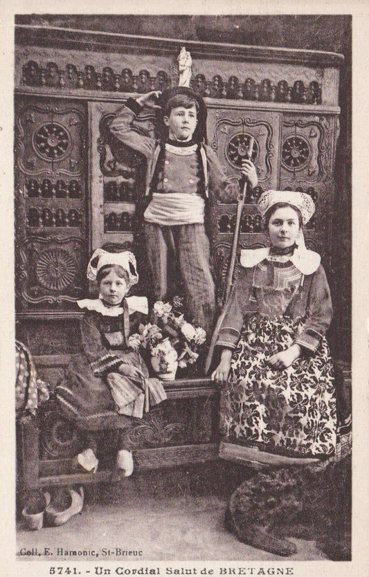 CARTE POSTALE ANCIENNE CPA / UN CORDIAL SALUT DE BRETAGNE