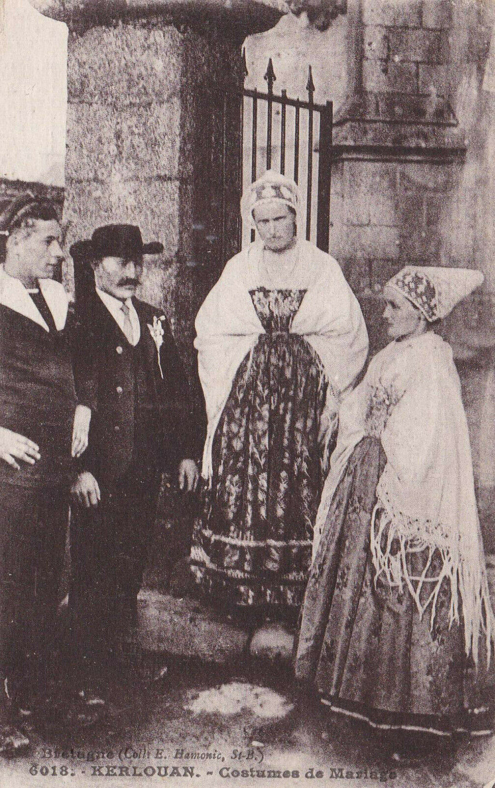 CARTE POSTALE ANCIENNE CPA / KERLOUAN COSTUMES DE MARIAGE