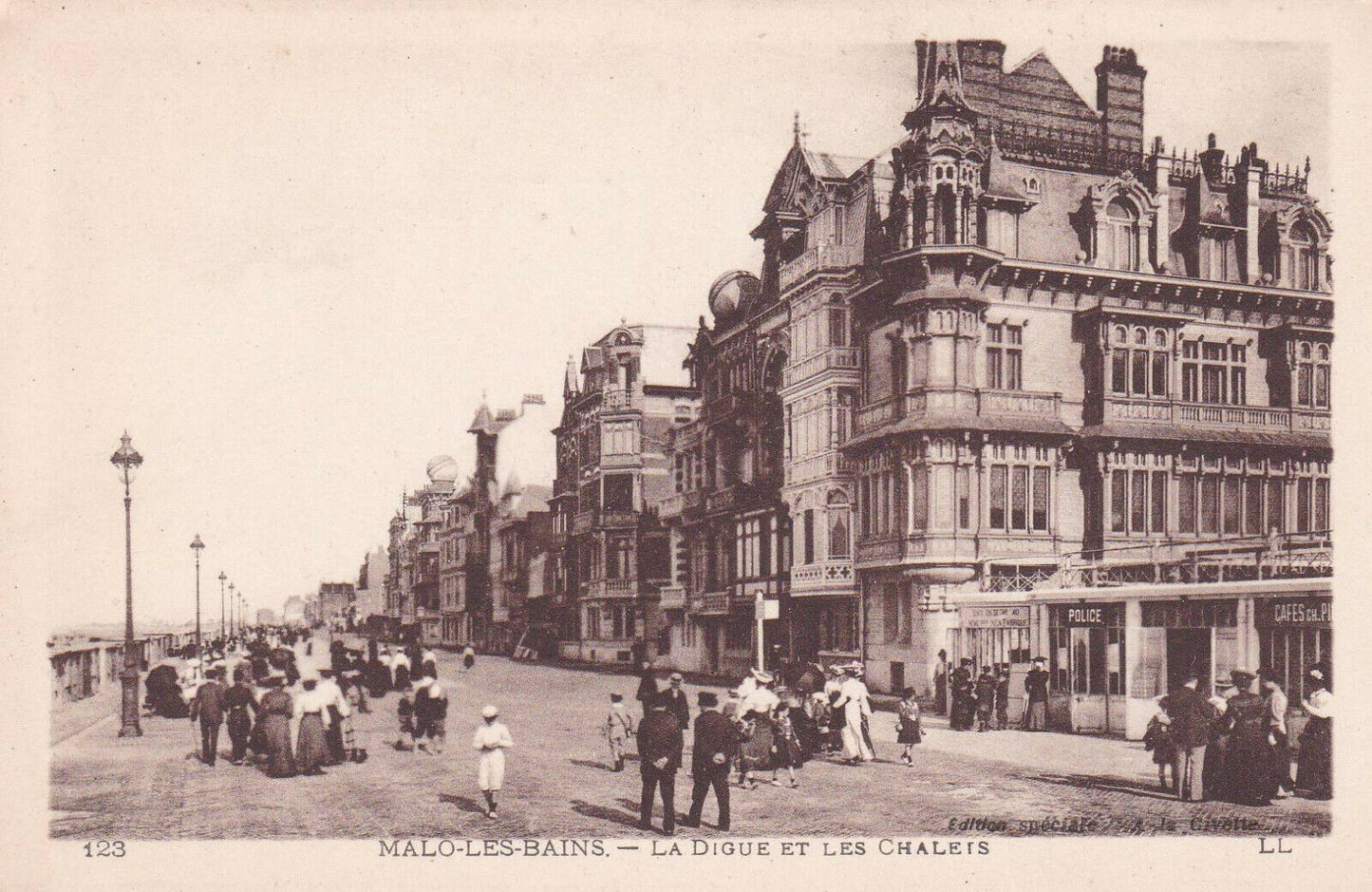 CARTE POSTALE ANCIENNE CPA / MALO-LES-BAINS LA DIGUE ET LES CHALETS