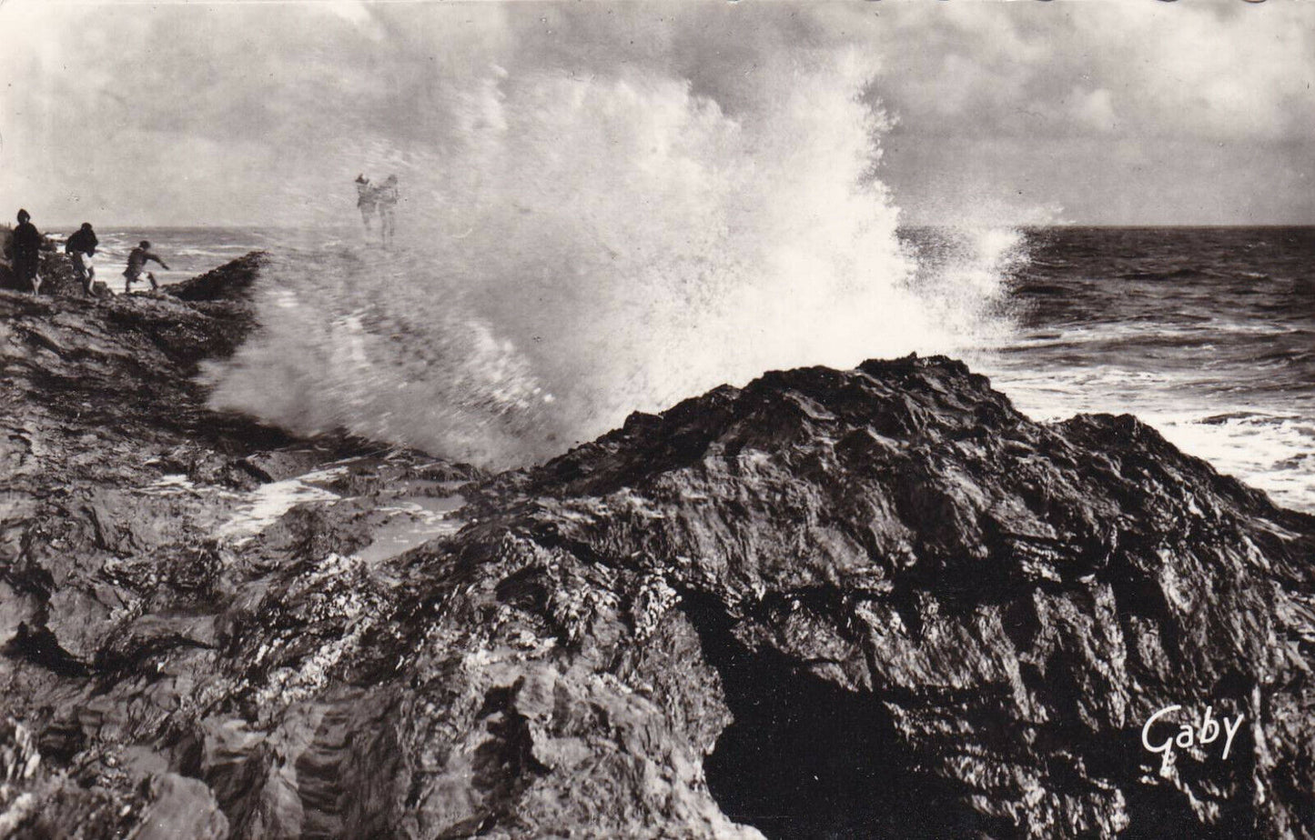 CARTE POSTALE CPSM NOIR & BLANC / EFFETS DE VAGUE MER (1962)