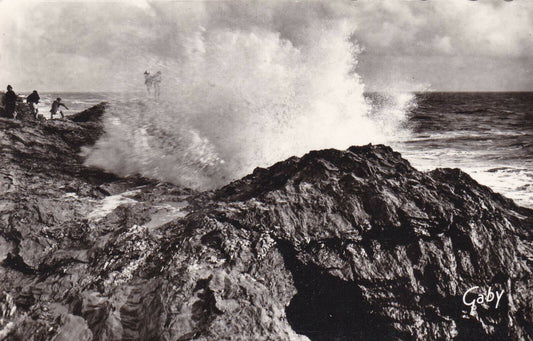 CARTE POSTALE CPSM NOIR & BLANC / EFFETS DE VAGUE MER (1962)