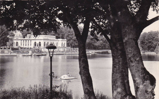 CARTE POSTALE CPSM NOIR & BLANC / BAGNOLES-DE-L'ORNE LE CASINO DU LAC (1953)