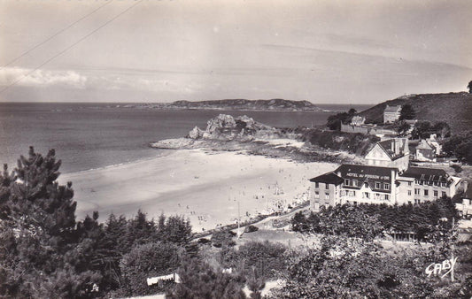 CPSM BLACK &amp; WHITE POSTCARD / PERROS-GUIREC TRESTRIGNEL BEACH ILE THOME 