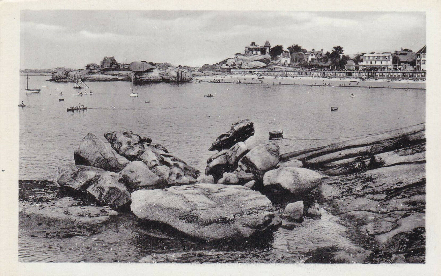 CARTE POSTALE CPSM NOIR & BLANC / TREGASTEL VUE GENERALE DE LA PLAGE