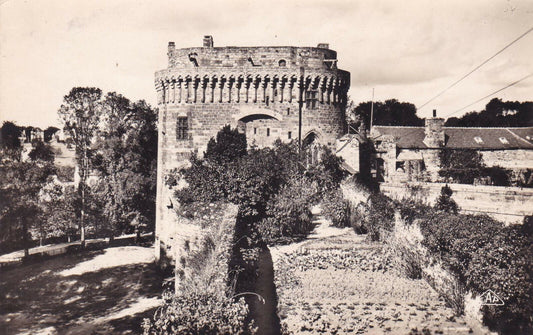 CARTE POSTALE CPSM NOIR & BLANC / DINAN CHATEAU DE LA DUCHESSE ANNE