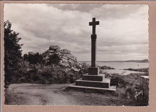 CARTE POSTALE CPSM NOIR & BLANC / PLOUMANAC'H SENTIER DES DOUANIERS LE CALVAIRE