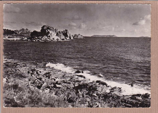 CPSM BLACK &amp; WHITE POSTCARD PLOUMANAC'H DEVIL'S CASTLE SQUEVEL BONO ISLAND 