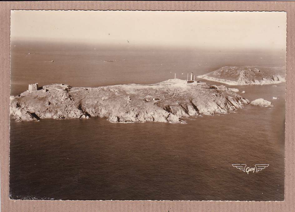 CPSM BLACK &amp; WHITE POSTCARD / PERROS-GUIREC ILE AUX MOINES ILE BONNOT