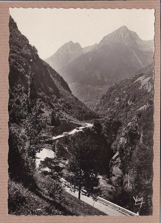 CPSM BLACK &amp; WHITE POSTCARD / ROAD TO GAVARNIE GOUFFRE PONT NAPOLEON 