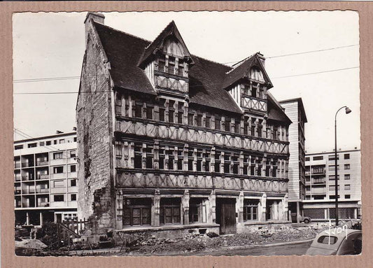 CARTE POSTALE CPSM NOIR & BLANC / CAEN LA MAISON DES QUATRANS