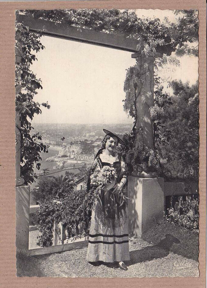 CPSM BLACK &amp; WHITE POSTCARD / NICE BETWEEN THE FLOWERS (1950) COUNTRY COSTUME 