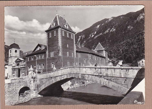 CARTE POSTALE CPSM NOIR & BLANC / MOUTIERS LE VIEUX PONT ET LA CATHEDRALE