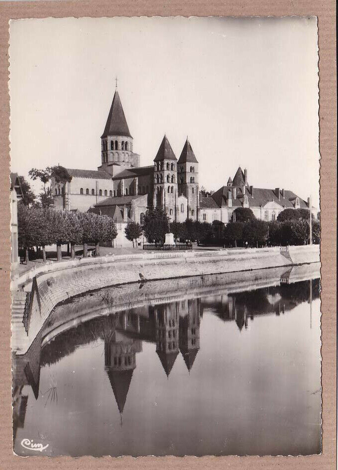 CARTE POSTALE CPSM NOIR & BLANC / PARAY-LE-MONIAL LA BASILIQUE