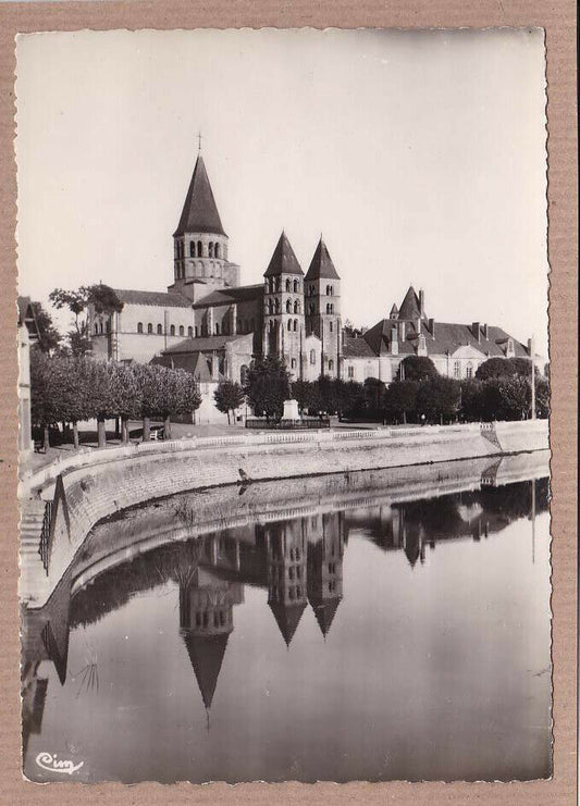 CARTE POSTALE CPSM NOIR & BLANC / PARAY-LE-MONIAL LA BASILIQUE