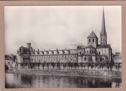 CARTE POSTALE CPSM NOIR & BLANC / SAINT-SAVIN-SUR-GARTEMPE L'EGLISE ET BATIMENTS
