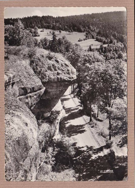 CARTE POSTALE CPSM NOIR & BLANC / DEFILE D'ENTREROCHE ROUTE DE PONTARLIER (1957)