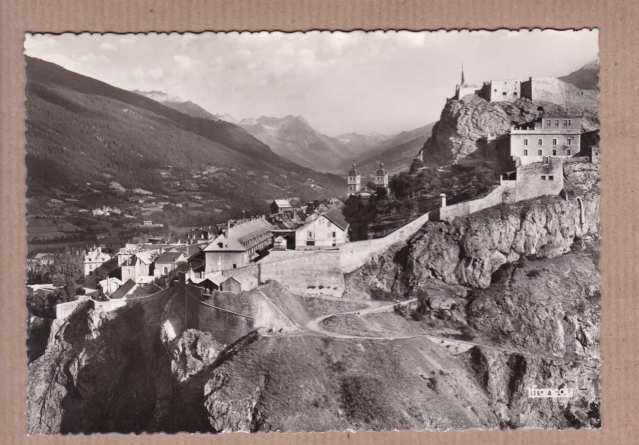 CARTE POSTALE CPSM NOIR & BLANC / BRIANCON LE CHATEAU