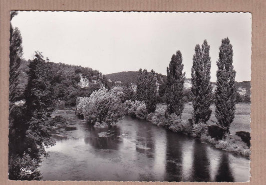 CPSM BLACK &amp; WHITE POSTCARD / LES EYZIES-DE-TAYAC LA VEZERE CLIFFS 