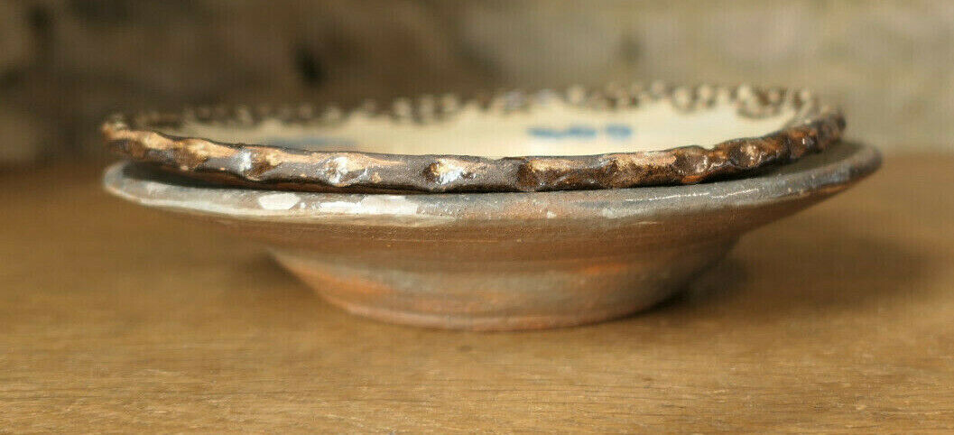 PAIRE D'ANCIENNES PETITES ASSIETTES DECOR OISEAU TERRE CUITE A IDENTIFIER