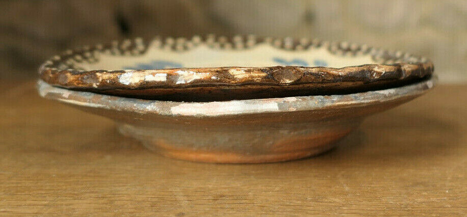 PAIRE D'ANCIENNES PETITES ASSIETTES DECOR OISEAU TERRE CUITE A IDENTIFIER