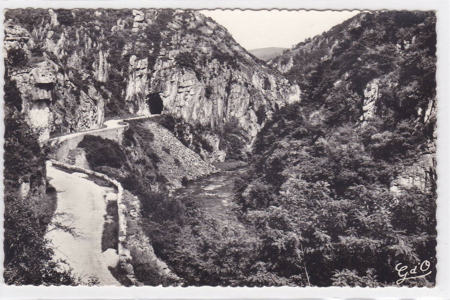 CARTE POSTALE NOIR & BLANC CPSM AUVERGNE VALLEE DE LA SIOULE GORGES TUNNEL