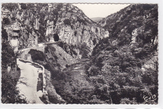 CARTE POSTALE NOIR & BLANC CPSM AUVERGNE VALLEE DE LA SIOULE GORGES TUNNEL