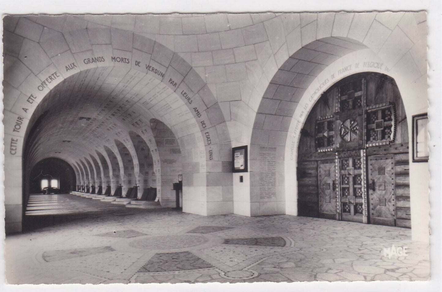 CARTE POSTALE NOIR & BLANC CPSM OSSUAIRE DE DOUAUMONT CLOITRE ALVEOLES TOMBEAUX