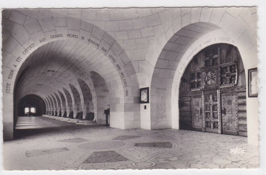 CARTE POSTALE NOIR & BLANC CPSM OSSUAIRE DE DOUAUMONT CLOITRE ALVEOLES TOMBEAUX